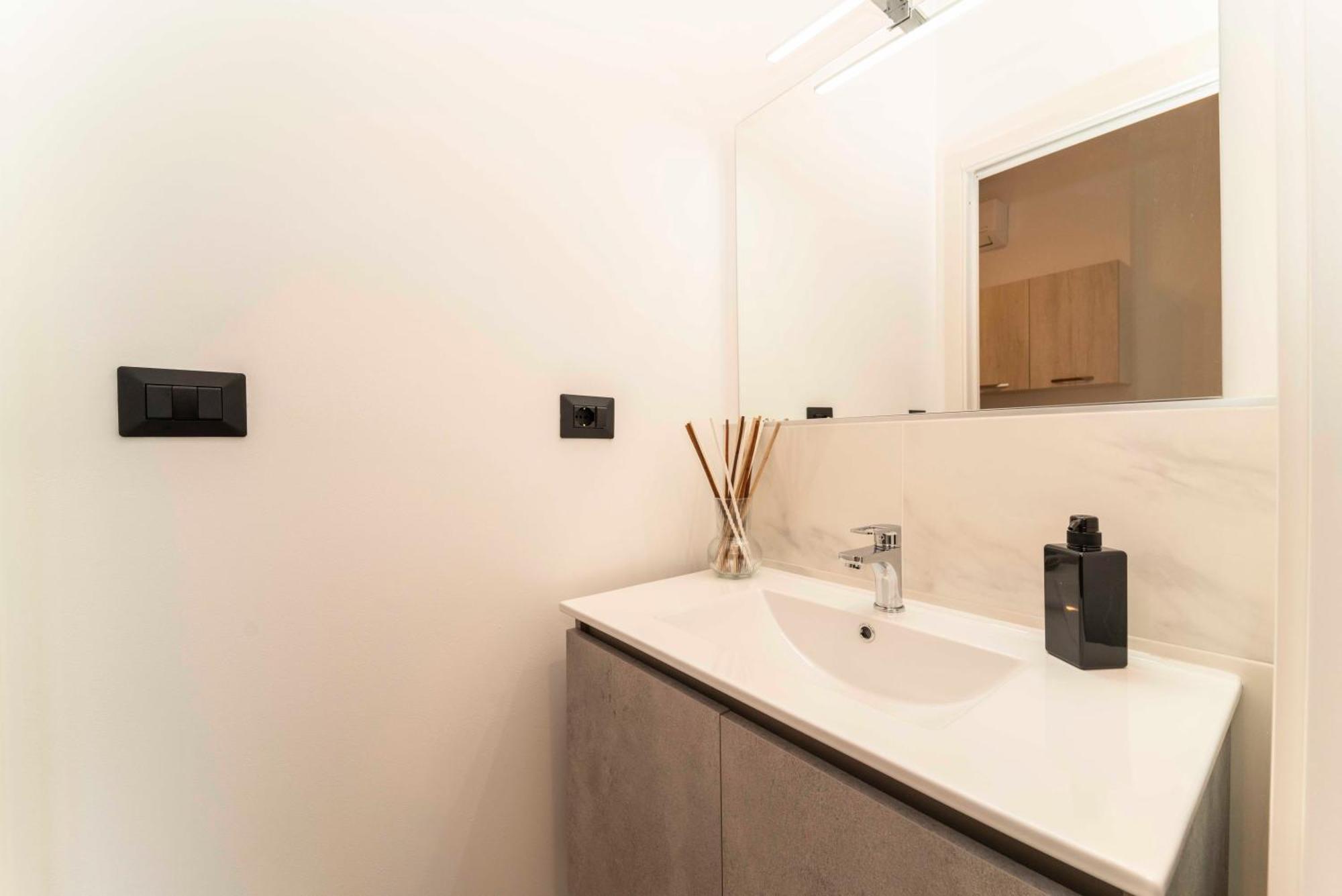 Apartment 2 B&business - 50 Mt Dalle Molinette, 300 Mt Da Metro Spezia, 1k M Da Lingotto Fiere Turin